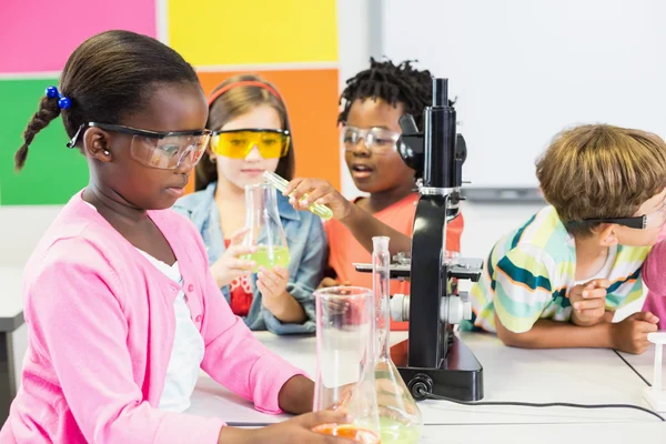 Barnen gör en kemiska experiment i laboratorium — Stockfoto