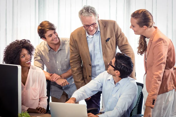 Business människor diskutera över laptop — Stockfoto