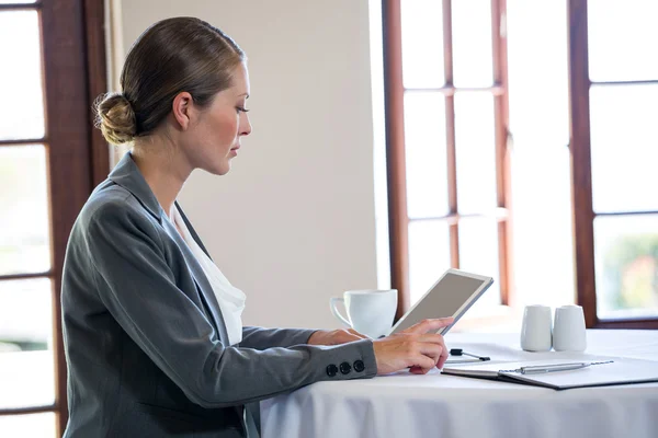 Vrouw met behulp van een Tablet PC — Stockfoto