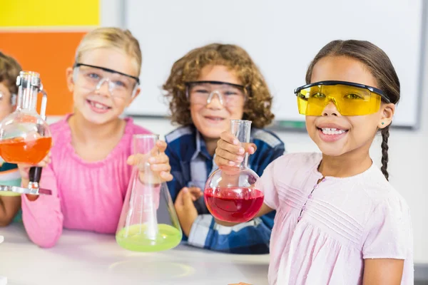 Kinder machen ein chemisches Experiment im Labor — Stockfoto