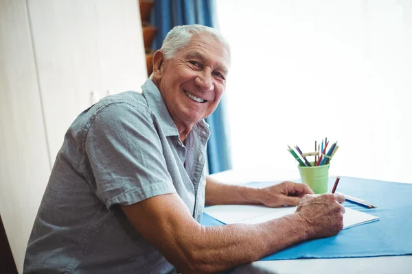 Senior leende man tittar på kameran — Stockfoto