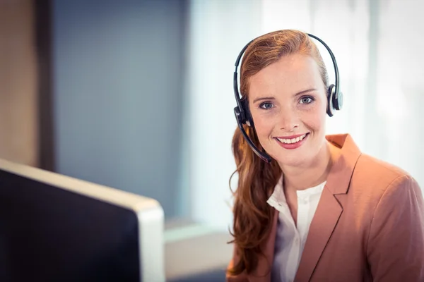 Zakenvrouw praten op koptelefoon — Stockfoto