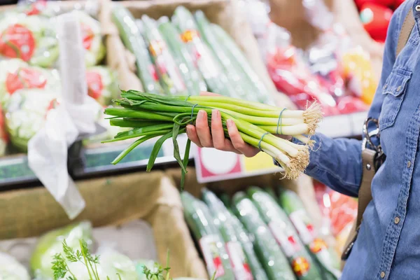 Tangan memegang daun bawang — Stok Foto