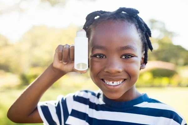 Enfant posant avec un objet — Photo