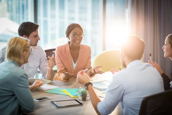 Grupo de empresarios discutiendo en el escritorio — Foto de Stock