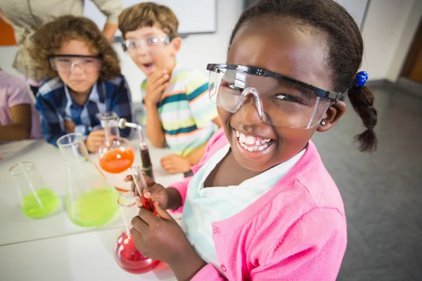 Barnen gör en kemiska experiment i laboratorium — Stockfoto