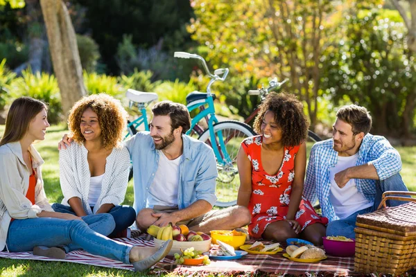 Vänner ha kul i parken — Stockfoto