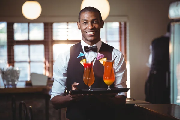 Barkeeper hält Serviertablett mit zwei Glas Cocktail — Stockfoto