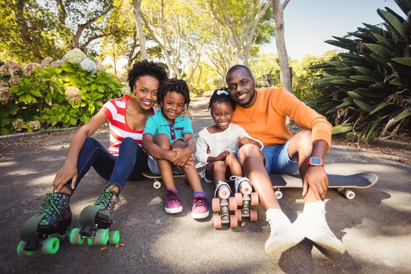 Familia feliz posando juntos —  Fotos de Stock