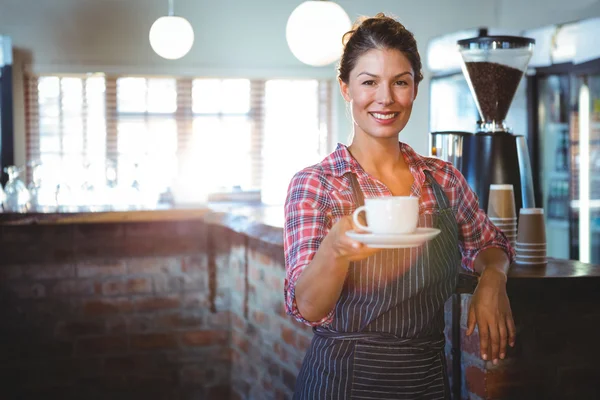 Kellnerin mit einer Tasse Kaffee — Stockfoto