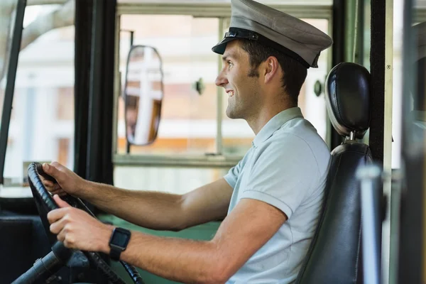 Motorista de ônibus dirigindo um ônibus — Fotografia de Stock