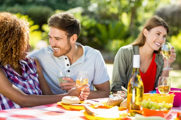 Vänner äter frukost tillsammans — Stockfoto