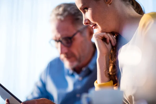 Två affärsmän med hjälp av en handdator — Stockfoto