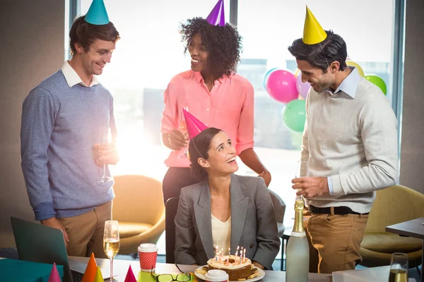 Geschäftsleute feiern Geburtstag — Stockfoto