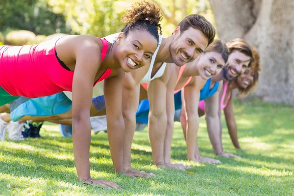 Porträt einer Gruppe von Freunden, die Sport treiben — Stockfoto