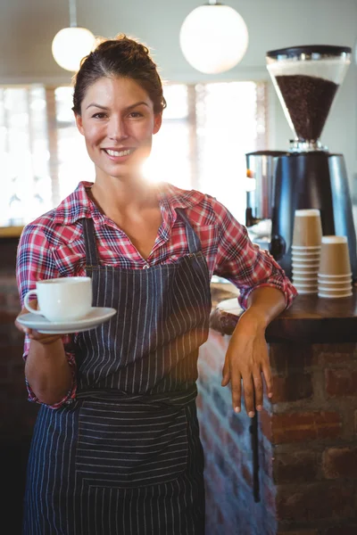 Camarera sosteniendo una taza de café — Foto de Stock