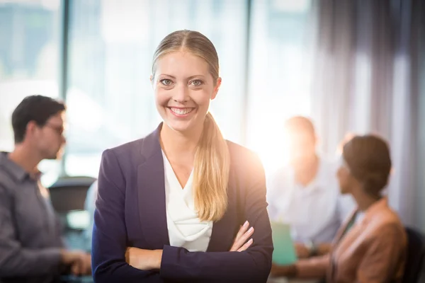 Affärskvinna står med armarna korsade på kontoret — Stockfoto