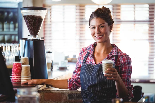 Servitrisen med en kopp kaffe — Stockfoto