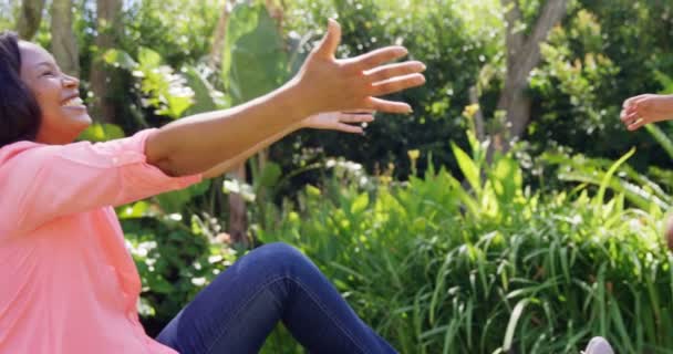 Niña abrazando a su madre — Vídeos de Stock