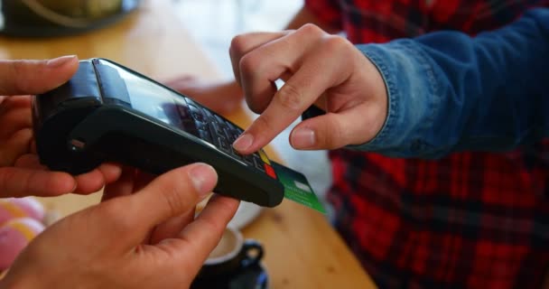 Cliente pagando con tarjeta de crédito en restaurante — Vídeo de stock