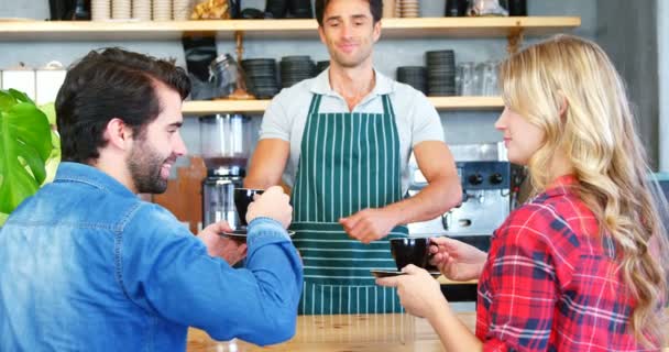 Garson hizmet kahve müşteriye — Stok video