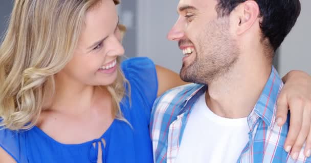 Nettes Paar umarmt sich — Stockvideo