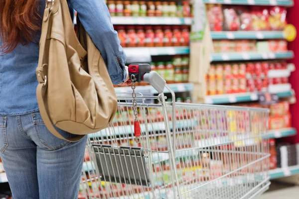 Pelanggan berjalan di sekitar supermarket — Stok Foto