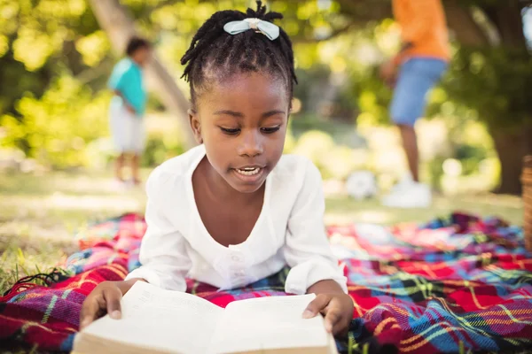 Mutlu kız kitap okuma — Stok fotoğraf