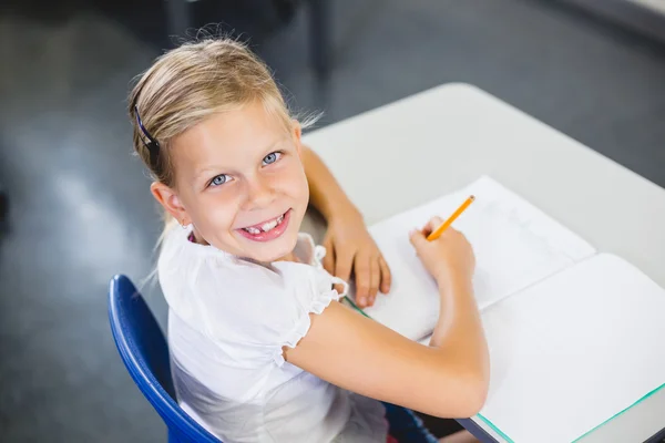 Uczennica uśmiechający się w klasie — Zdjęcie stockowe