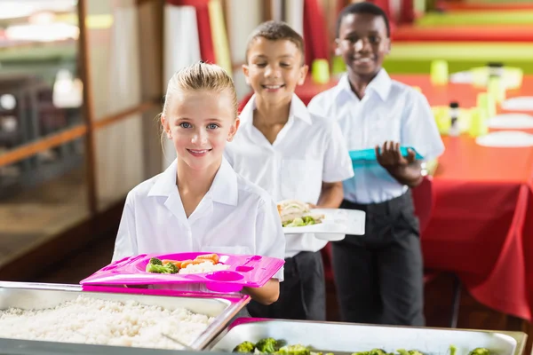 Portrait of school kids having lunch during break time — Stock Photo, Image