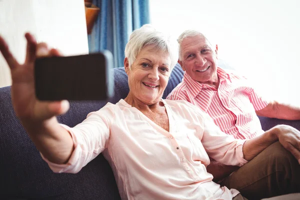 Lächelndes Senioren-Paar macht ein Selfie — Stockfoto