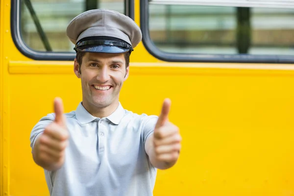 Chauffeur de bus souriant montrant les pouces vers le haut — Photo