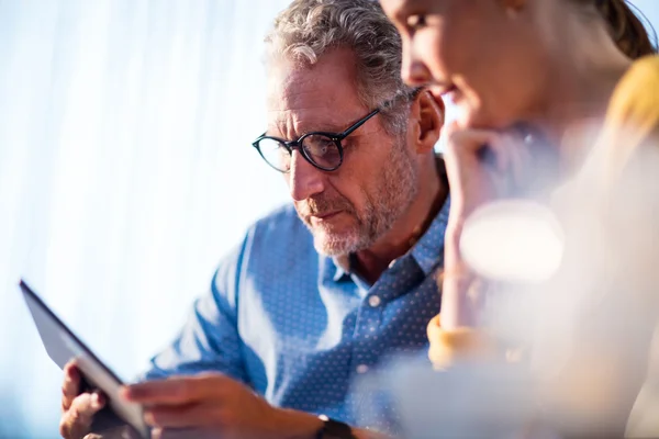 Twee ondernemers met behulp van een tablet-pc — Stockfoto