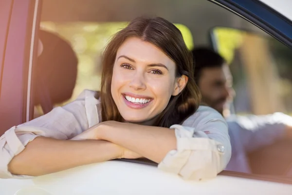 Beautiful woman looking out from car window — Stock Photo, Image