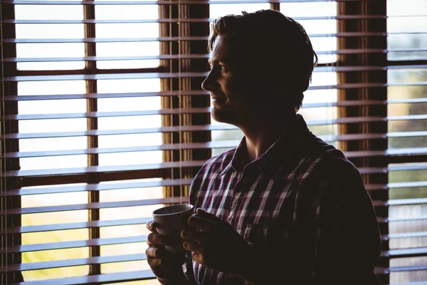 Hombre bebiendo un café solo — Foto de Stock