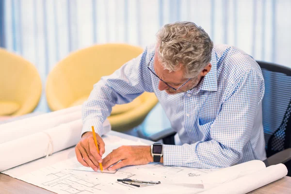 Hombre trabajando en el plano —  Fotos de Stock