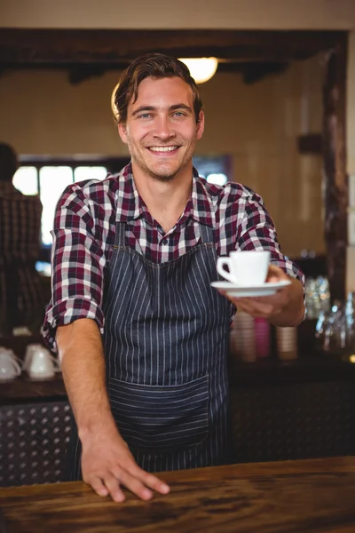 Cameriere consegna un caffè — Foto Stock