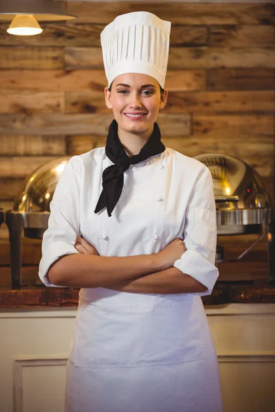 Chef de pie con los brazos cruzados — Foto de Stock