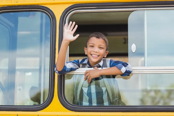 Porträtt av skolpojke viftande hand från buss — Stockfoto
