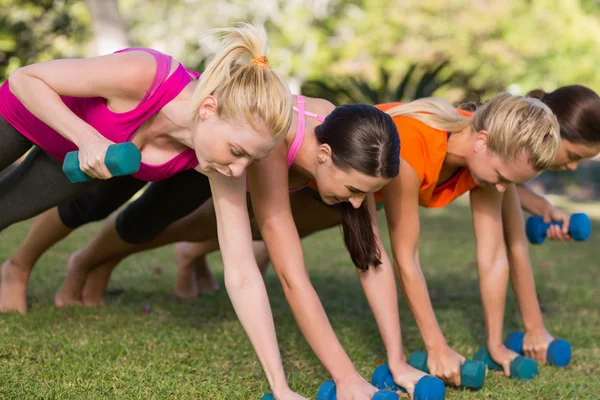 Vrouwen uitoefenen met halters — Stockfoto