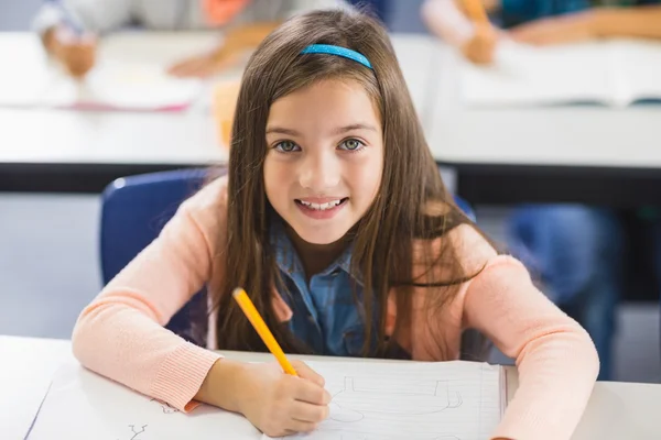 Retrato de colegiala estudiando en el aula — Foto de Stock