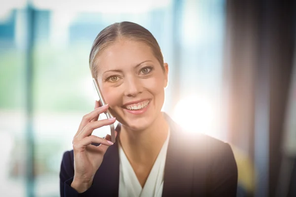 İş kadını cep telefonuyla konuşuyor — Stok fotoğraf