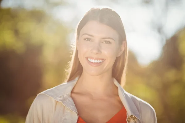 Portret van een mooie glimlachende vrouw — Stockfoto