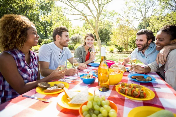 Amigos desayunando juntos —  Fotos de Stock