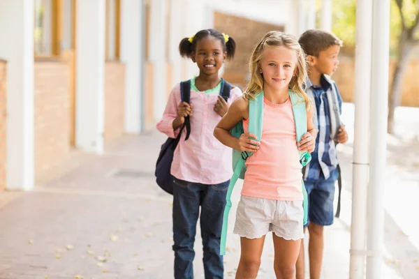 Studenti in piedi nel corridoio della scuola — Foto Stock