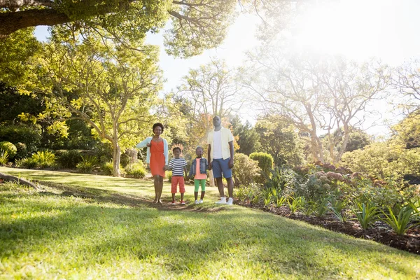 Famiglia felice in posa insieme — Foto Stock