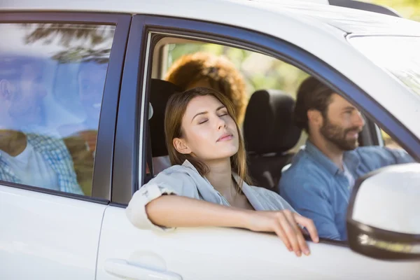 Vacker kvinna avkopplande i bil med vänner — Stockfoto