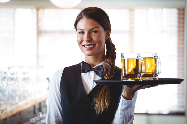 Kelnerka gospodarstwa piwa — Zdjęcie stockowe