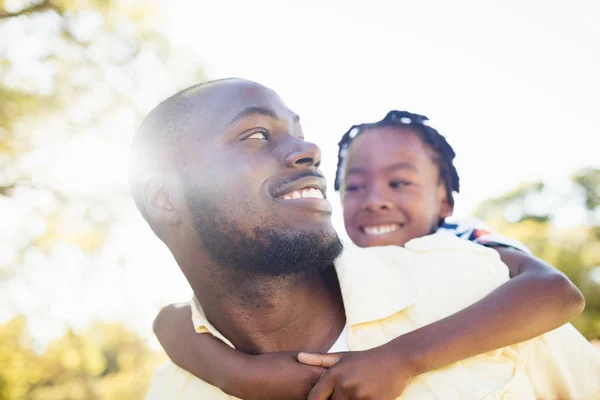 Famiglia felice in posa insieme — Foto Stock