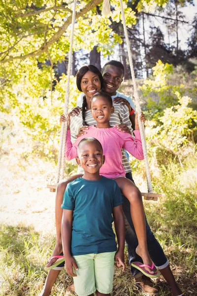 Famiglia felice in posa insieme — Foto Stock